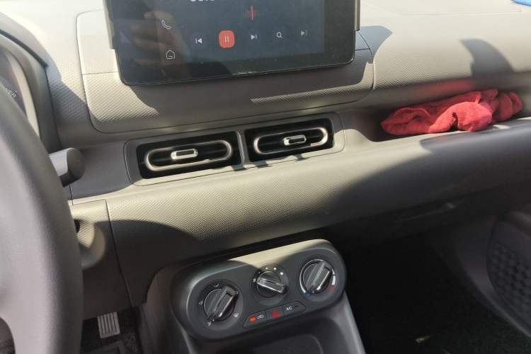 Used Wuling Hongguang New Energy 2024 All-Electric Model 300KM Standard Version Audio And AC Panel