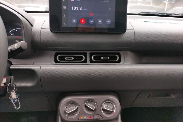 Used Wuling Hongguang New Energy 2024 All-Electric Model 300KM Standard Version Audio And AC Panel