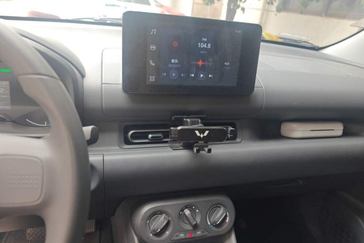 Used Wuling Hongguang New Energy 2024 All-Electric Model 300KM Standard Version Audio And AC Panel