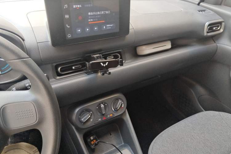 Used Wuling Hongguang New Energy 2024 All-Electric Model 300KM Standard Version Audio And AC Panel