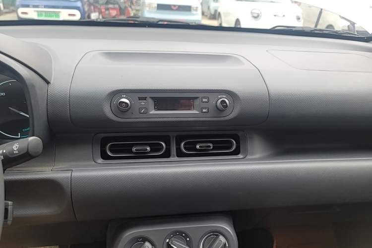 Used Wuling Hongguang New Energy 2024 All-Electric Model 300KM Practical Version Audio And AC Panel