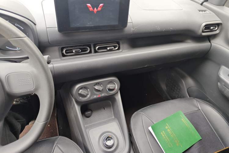 Used Wuling Hongguang New Energy 2024 All-Electric Model 300KM Standard Version Audio And AC Panel