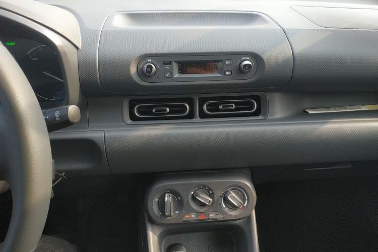 Used Wuling Hongguang New Energy 2024 All-Electric Model 300KM Practical Version Audio And AC Panel