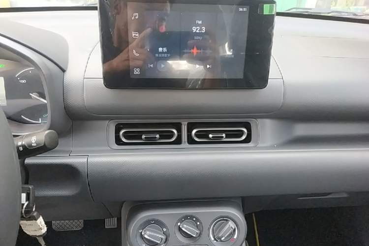 Used Wuling Hongguang New Energy 2024 All-Electric Model 300KM Standard Version Audio And AC Panel