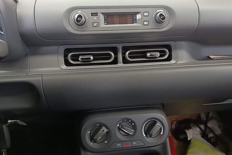 Used Wuling Hongguang New Energy 2024 All-Electric Model 300KM Practical Version Audio And AC Panel