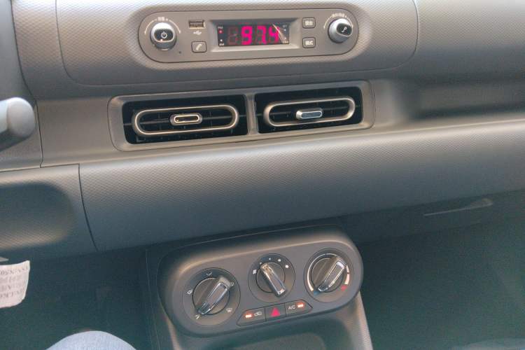 Used Wuling Hongguang New Energy 2024 All-Electric Model 300KM Practical Version Audio And AC Panel