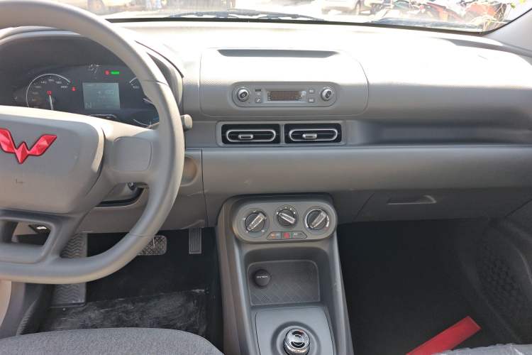 Used Wuling Hongguang New Energy 2024 All-Electric Model 300KM Practical Version Audio And AC Panel