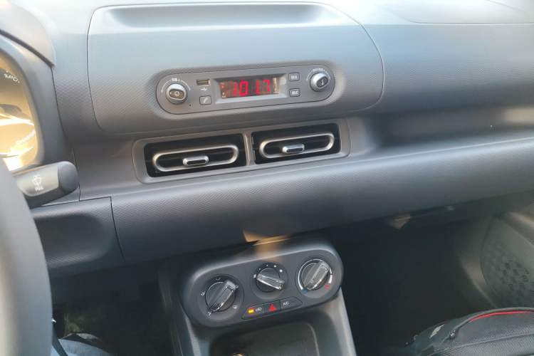 Used Wuling Hongguang New Energy 2024 All-Electric Model 300KM Practical Version Audio And AC Panel