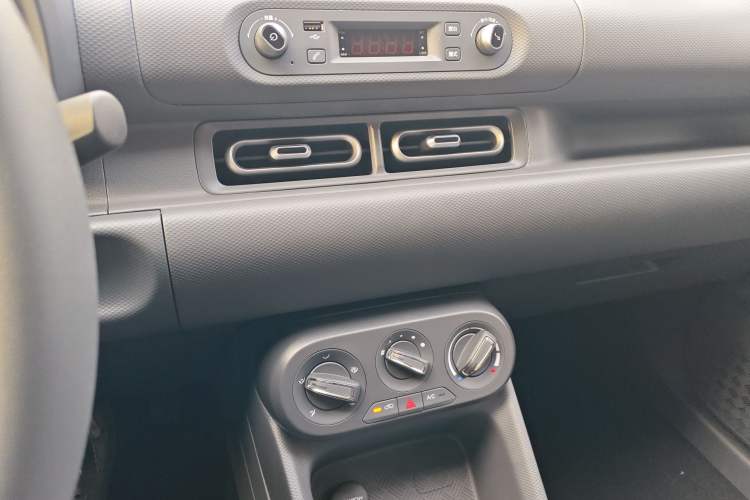 Used Wuling Hongguang New Energy 2024 All-Electric Model 300KM Practical Version Audio And AC Panel