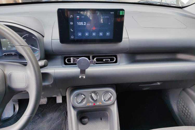 Used Wuling Hongguang New Energy 2024 All-Electric Model 300KM Practical Version Audio And AC Panel