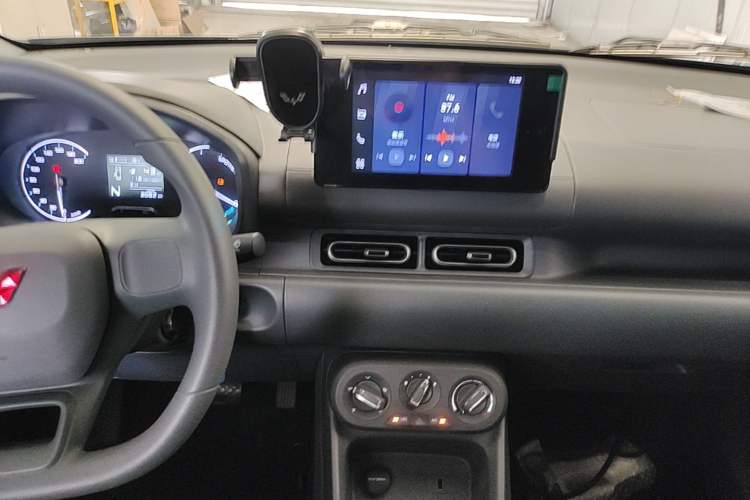 Used Wuling Hongguang New Energy 2024 All-Electric Model 300KM Standard Version Audio And AC Panel