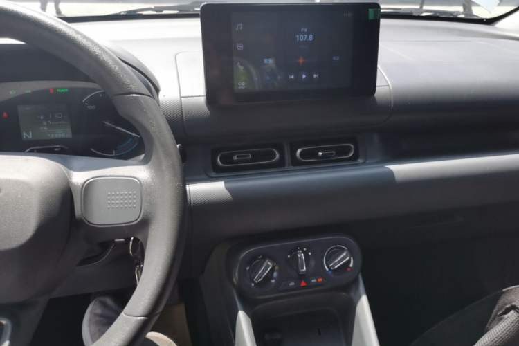 Used Wuling Hongguang New Energy 2024 All-Electric Model 300KM Standard Version Audio And AC Panel