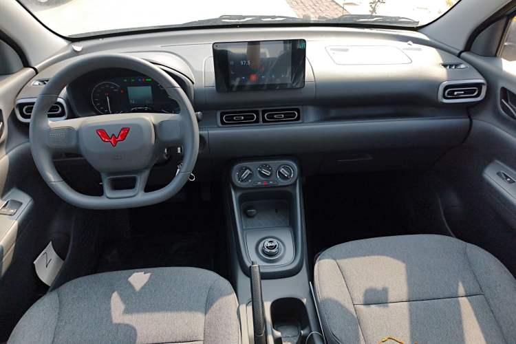 Used Wuling Hongguang New Energy 2024 All-Electric Model 300KM Standard Version Center Console
