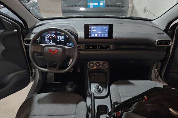 Used Wuling Hongguang New Energy 2024 All-Electric Model 300KM Standard Version Center Console