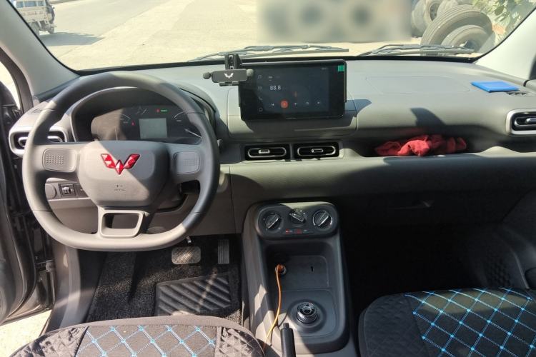 Used Wuling Hongguang New Energy 2024 All-Electric Model 300KM Standard Version Center Console