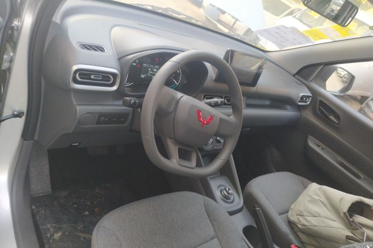 Used Wuling Hongguang New Energy 2024 All-Electric Model 300KM Standard Version Center Console
