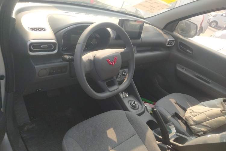 Used Wuling Hongguang New Energy 2024 All-Electric Model 300KM Standard Version Center Console