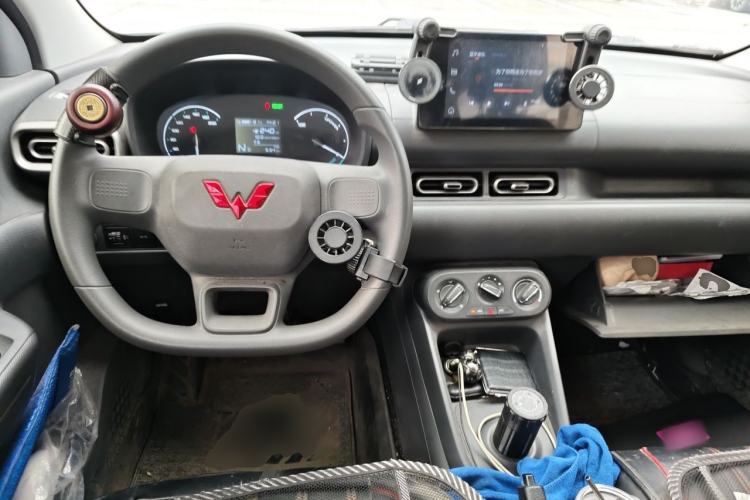 Used Wuling Hongguang New Energy 2024 All-Electric Model 300KM Standard Version Center Console
