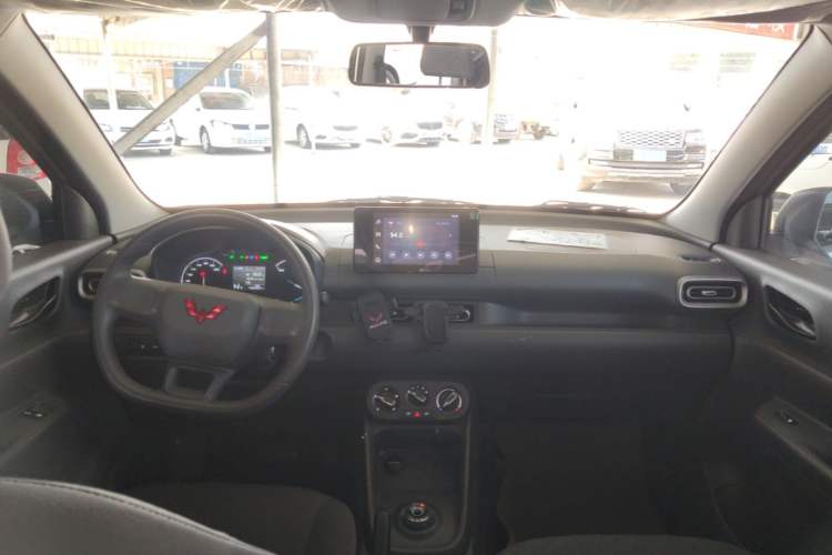 Used Wuling Hongguang New Energy 2024 All-Electric Model 300KM Standard Version Center Console