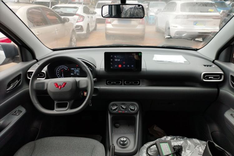 Used Wuling Hongguang New Energy 2024 All-Electric Model 300KM Standard Version Center Console