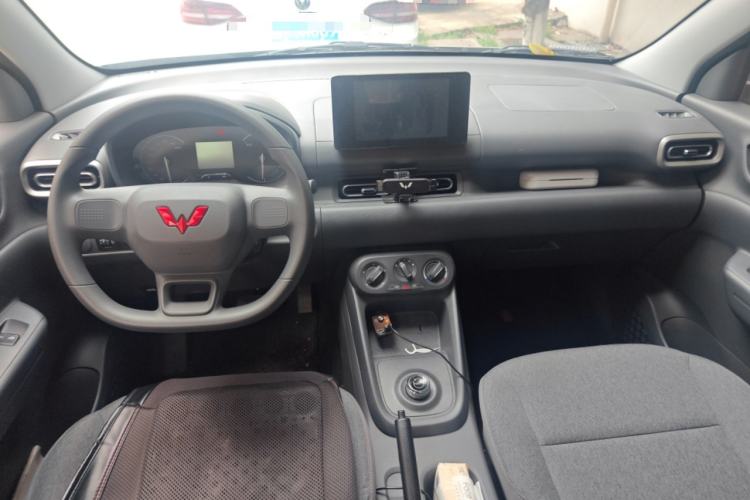 Used Wuling Hongguang New Energy 2024 All-Electric Model 300KM Standard Version Center Console