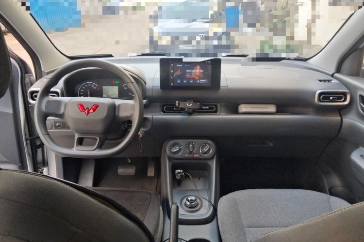 Used Wuling Hongguang New Energy 2024 All-Electric Model 300KM Standard Version Center Console