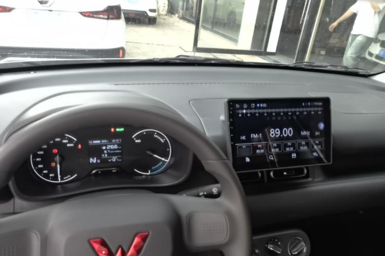 Used Wuling Hongguang New Energy 2024 All-Electric Model 300KM Practical Version Center Console