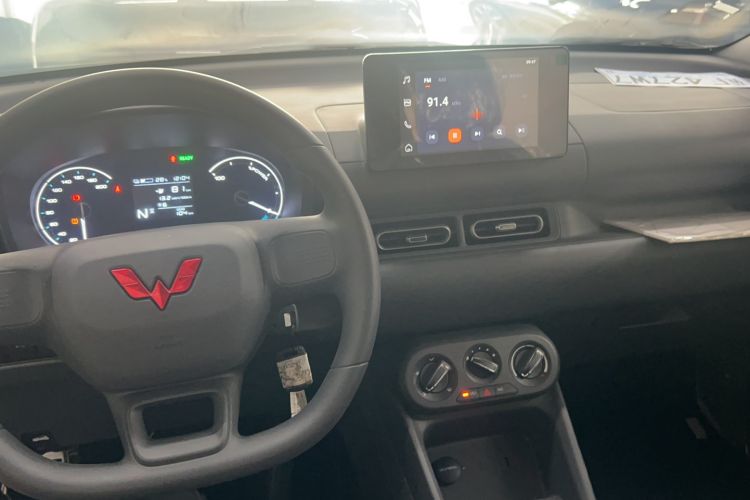 Used Wuling Hongguang New Energy 2024 All-Electric Model 300KM Standard Version Center Console