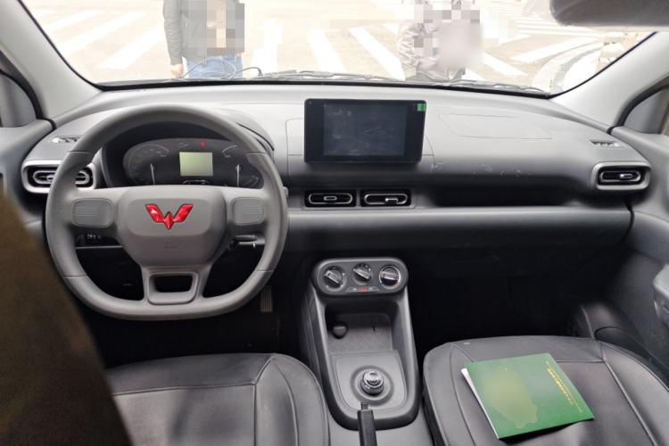 Used Wuling Hongguang New Energy 2024 All-Electric Model 300KM Standard Version Center Console
