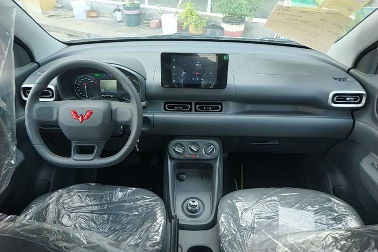 Used Wuling Hongguang New Energy 2024 All-Electric Model 300KM Standard Version Center Console