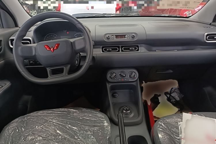 Used Wuling Hongguang New Energy 2024 All-Electric Model 300KM Practical Version Center Console