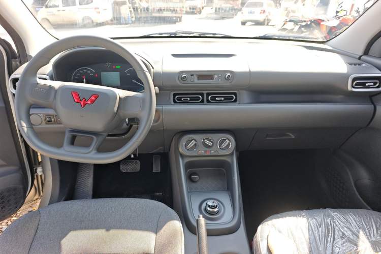 Used Wuling Hongguang New Energy 2024 All-Electric Model 300KM Practical Version Center Console