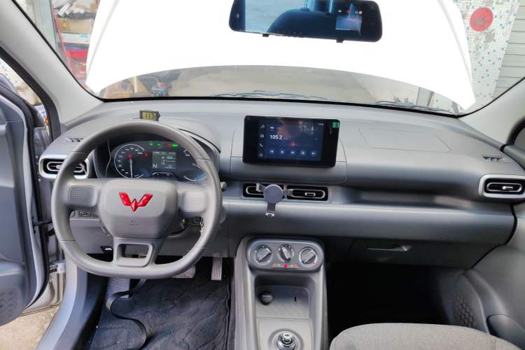 Used Wuling Hongguang New Energy 2024 All-Electric Model 300KM Practical Version Center Console