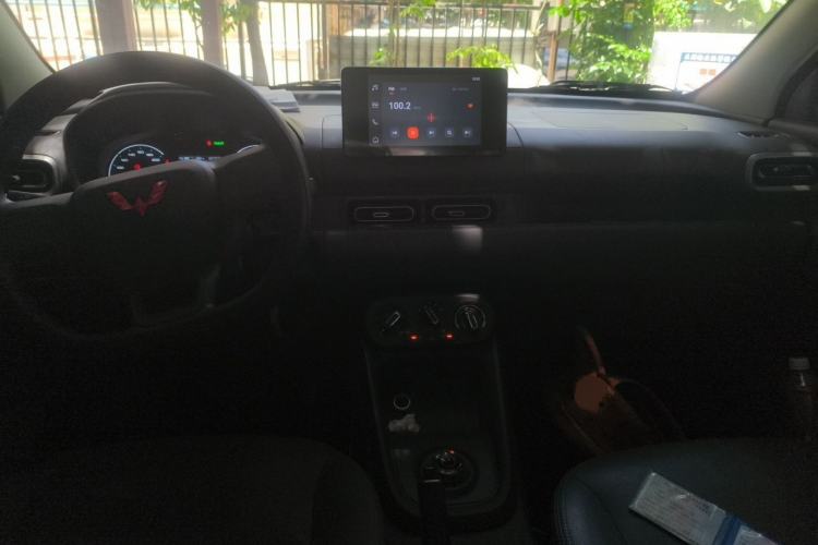 Used Wuling Hongguang New Energy 2024 All-Electric Model 300KM Practical Version Center Console