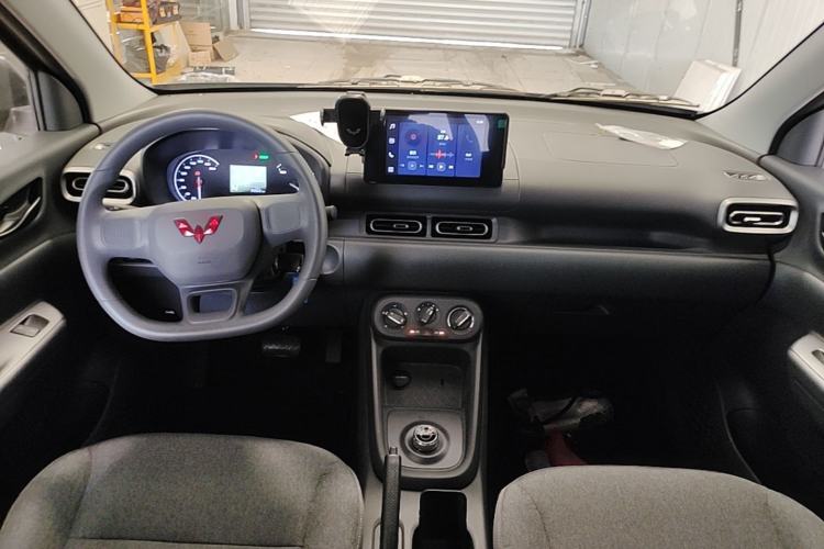 Used Wuling Hongguang New Energy 2024 All-Electric Model 300KM Standard Version Center Console