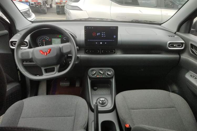 Used Wuling Hongguang New Energy 2024 All-Electric Model 300KM Practical Version Center Console