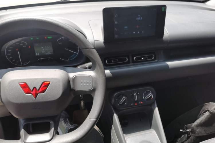 Used Wuling Hongguang New Energy 2024 All-Electric Model 300KM Standard Version Center Console