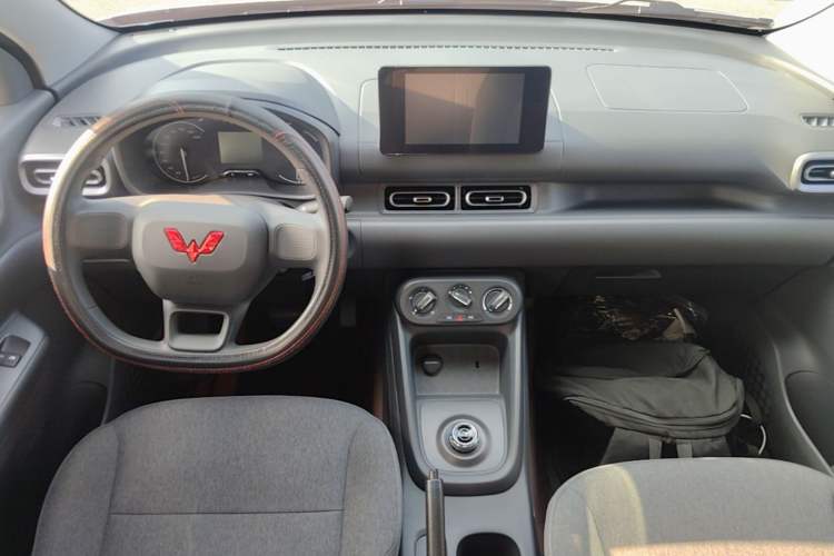 Used Wuling Hongguang New Energy 2024 All-Electric Model 300KM Standard Version Center Console