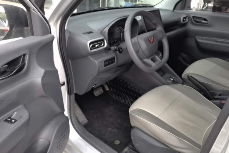 Used Wuling Hongguang New Energy 2024 All-Electric Model 300KM Practical Version Driver Seat