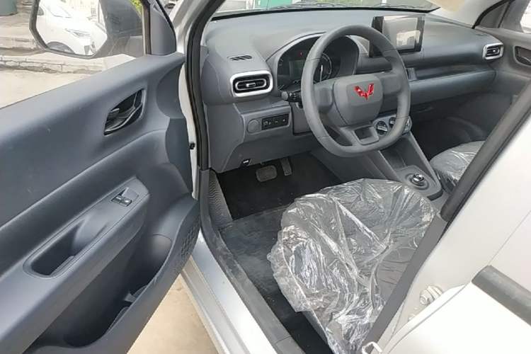 Used Wuling Hongguang New Energy 2024 All-Electric Model 300KM Standard Version Driver Seat