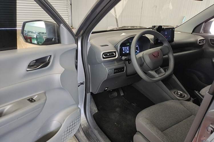 Used Wuling Hongguang New Energy 2024 All-Electric Model 300KM Standard Version Driver Seat