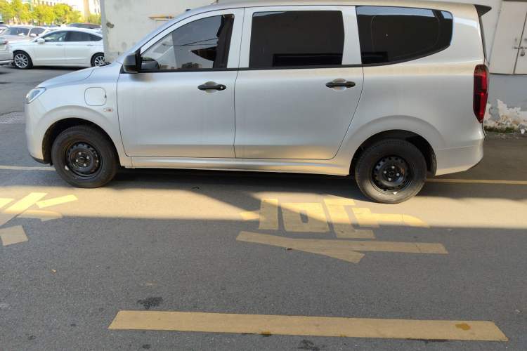 Used Wuling Hongguang New Energy 2024 All-Electric Model 300KM Practical Version Exterior 3