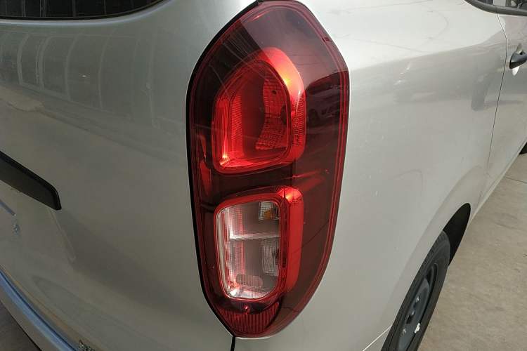 Used Wuling Hongguang New Energy 2024 All-Electric Model 300KM Practical Version Exterior 6