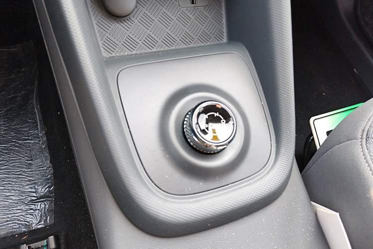 Used Wuling Hongguang New Energy 2024 All-Electric Model 300KM Standard Version Gear Lever