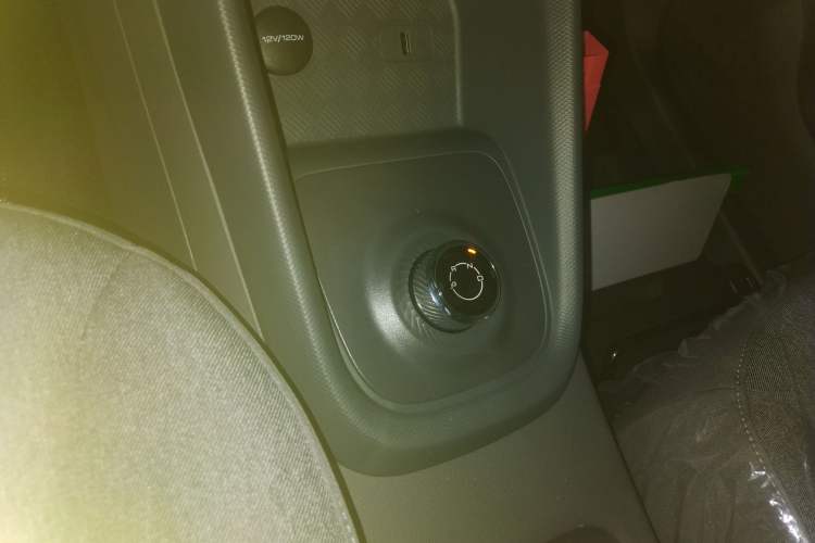 Used Wuling Hongguang New Energy 2024 All-Electric Model 300KM Standard Version Gear Lever