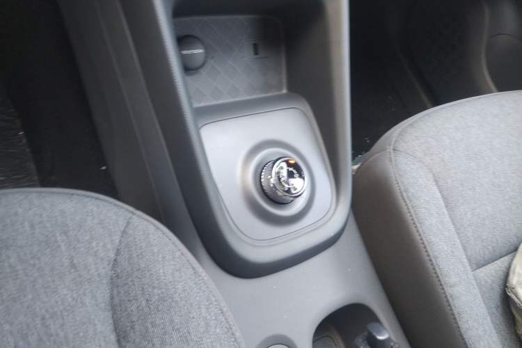 Used Wuling Hongguang New Energy 2024 All-Electric Model 300KM Standard Version Gear Lever