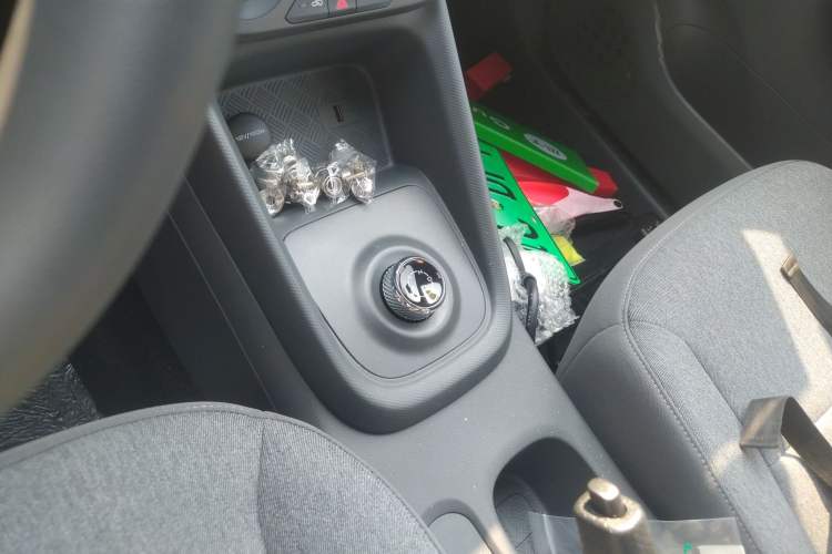 Used Wuling Hongguang New Energy 2024 All-Electric Model 300KM Standard Version Gear Lever