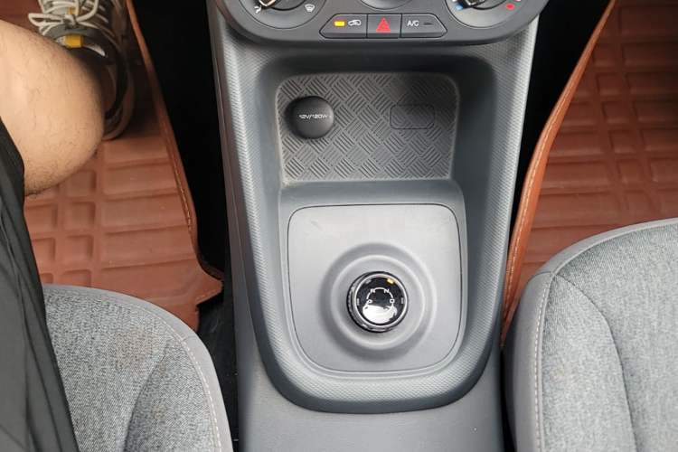 Used Wuling Hongguang New Energy 2024 All-Electric Model 300KM Practical Version Gear Lever