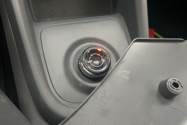 Used Wuling Hongguang New Energy 2024 All-Electric Model 300KM Standard Version Gear Lever