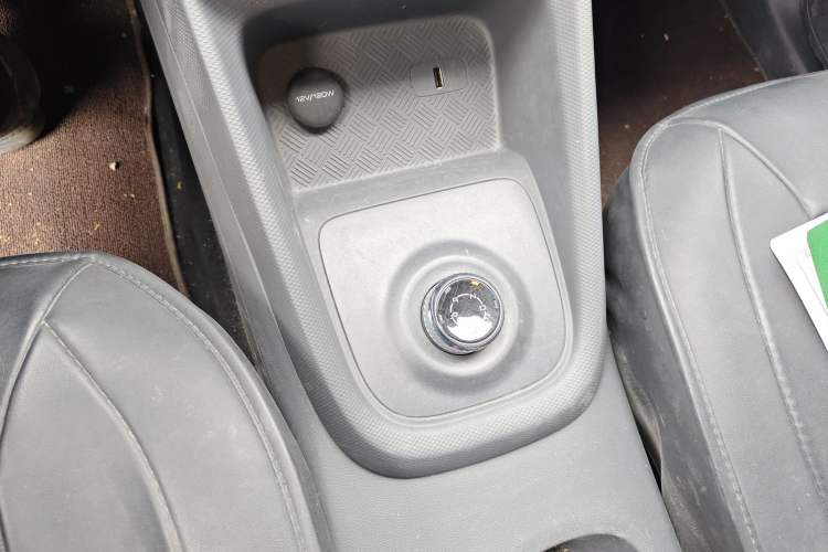 Used Wuling Hongguang New Energy 2024 All-Electric Model 300KM Standard Version Gear Lever